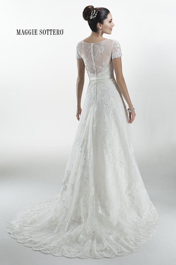 Vestido de noiva com aplicações de renda e cinto de raso desmontável. Acabamento com botões forrados e zíper nas costas. Disponível com aplicações de renda no casco de manga curta de Chantilly
<a href="http://www.maggiesottero.com/dress.aspx?style=4MS961JK" target="_blank">Maggie Sottero Platinum 2015</a>