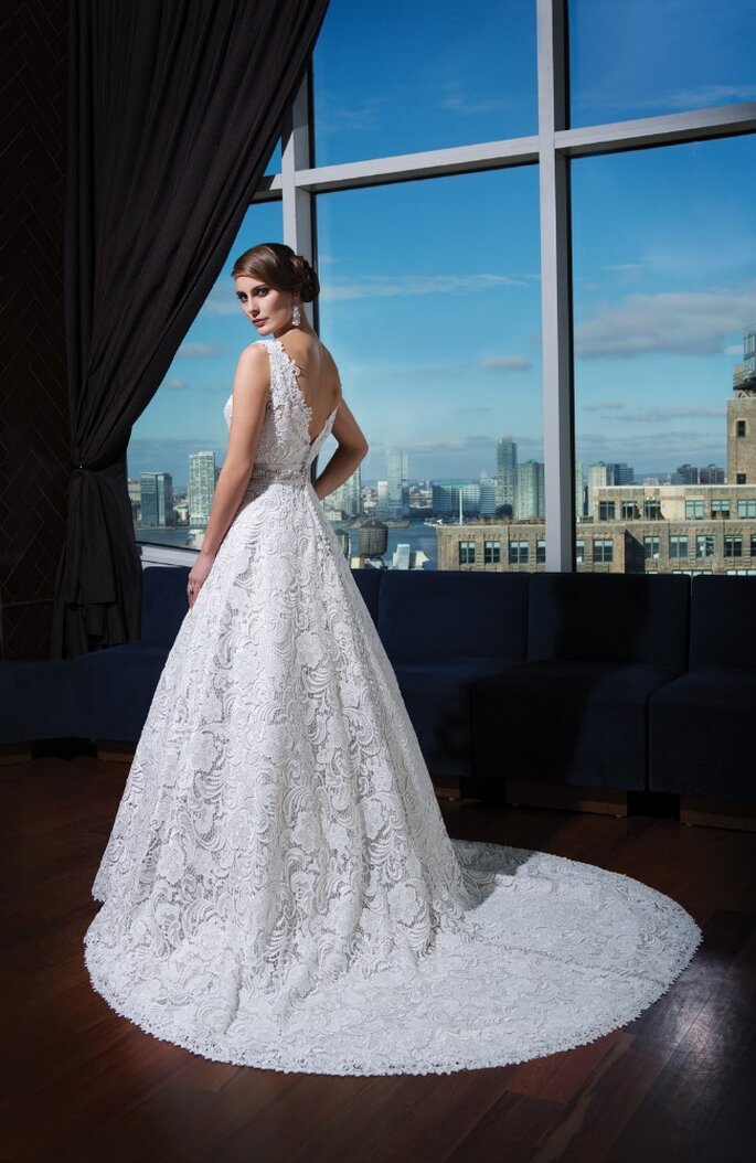 Photo: <a href="http://www.justinalexanderbridal.com/?utm_source=Zankyou&utm_medium=website%20takeover&utm_campaign=Zankyou%20week%20takeover" target="_blank">Justin Alexander</a>