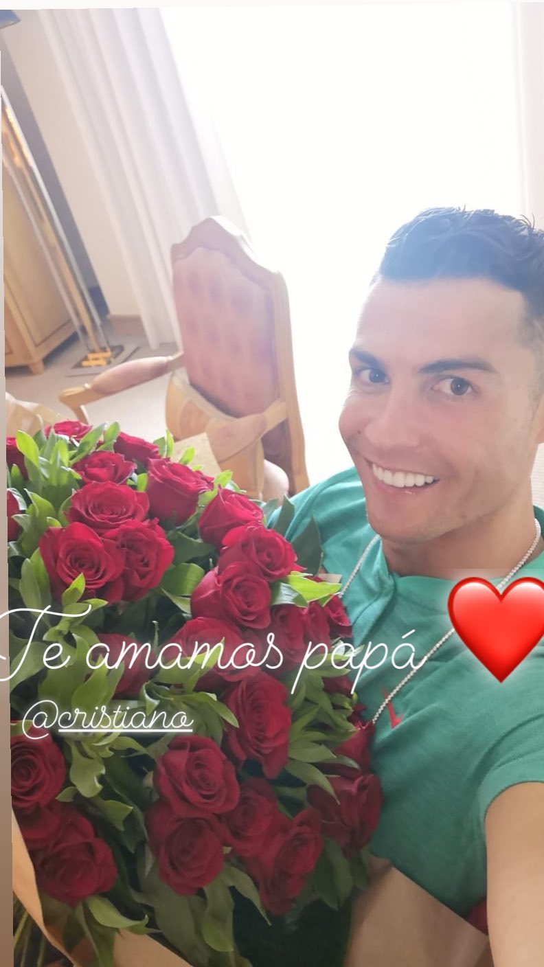 Ronaldo recebeu ramo de flores dos filhos no Dia do Pai | Foto Reprodução Instagram Stories @georginagio