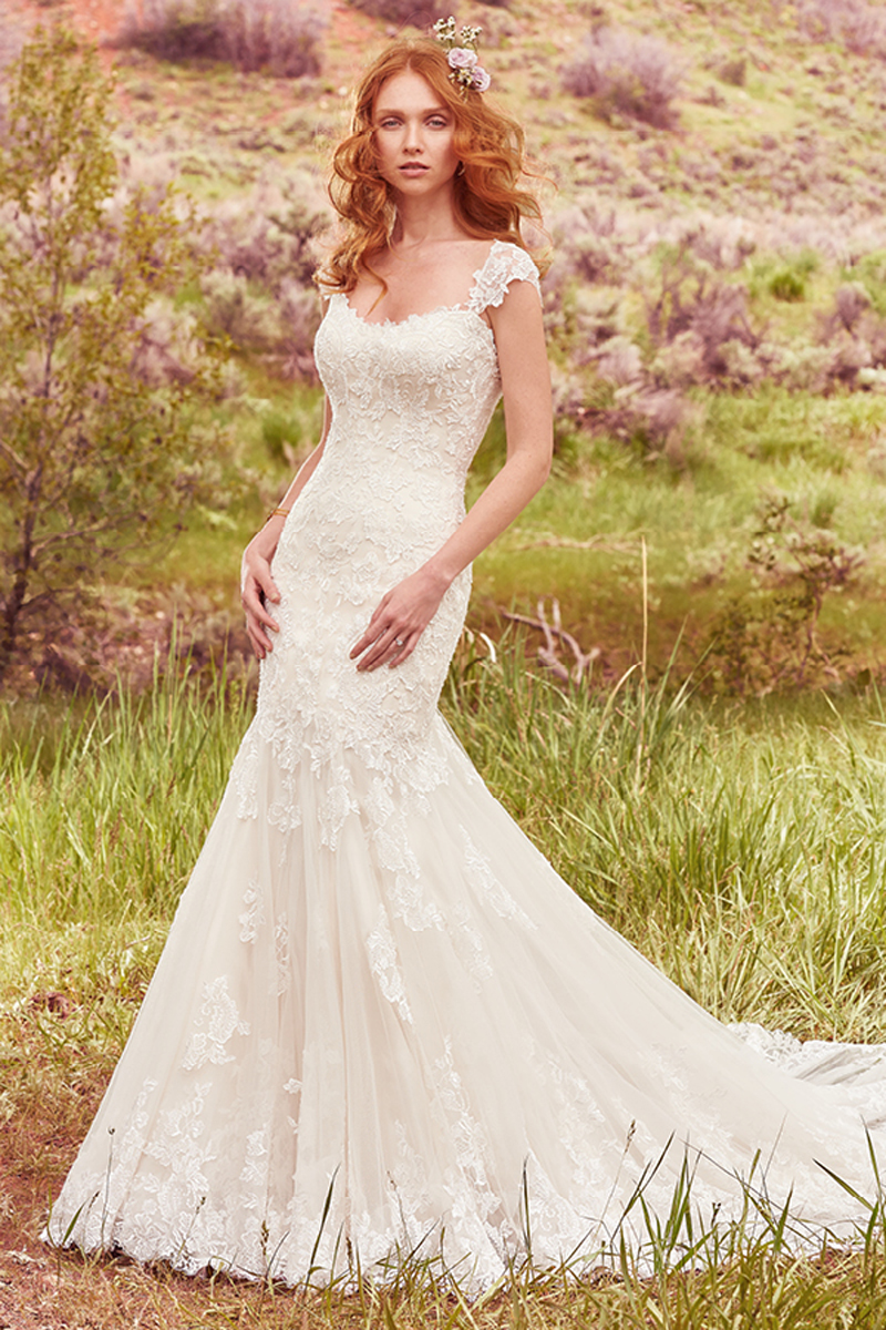 Este elegante vestido fit-and-flare apresenta pormenores de renda deslumbrantes sobre o tule. Uma dupla camada de renda completa este vestido de cortar a respiração. Terminado com um fecho no espartilho ou com botões na zona do fecho e um elástico interior. Mangas curtas com pormenores em renda podem ser vendidas separadamente.
<a href="https://www.maggiesottero.com/maggie-sottero/callie/10090?utm_source=mywedding.com&utm_campaign=spring17&utm_medium=gallery" target="_blank">Maggie Sottero</a>