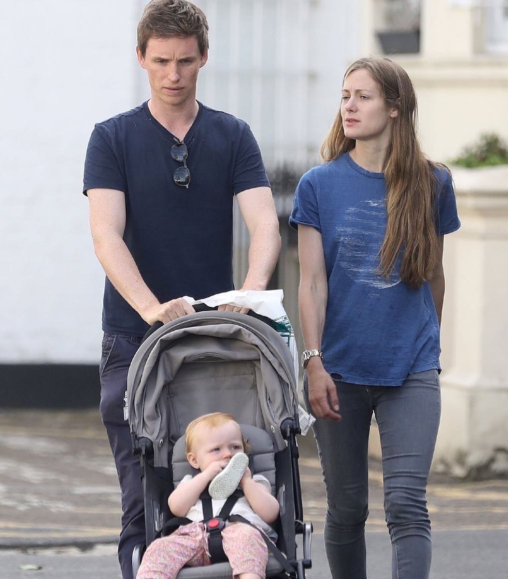 Luke Richard Bagshawe veio juntar-se à filha mais velha do casal, Iris Mary, de dois anos. | Foto via IG @e_redmayne
