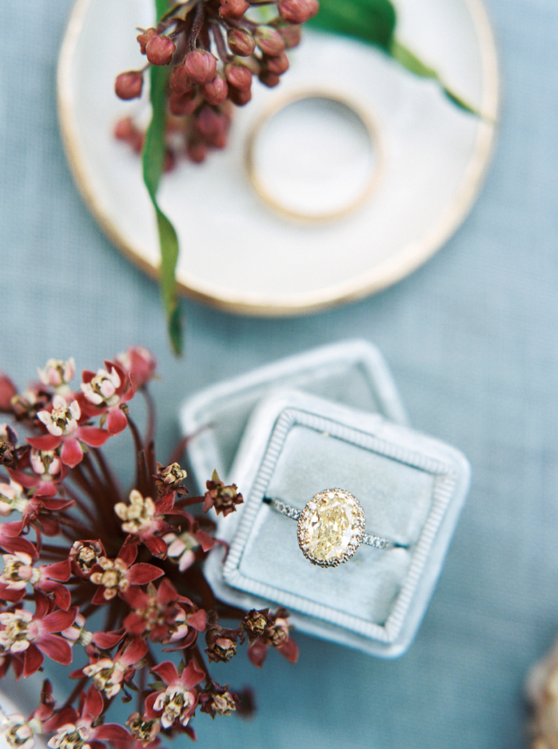 Bouquets naturais e românticos com um styling rústico