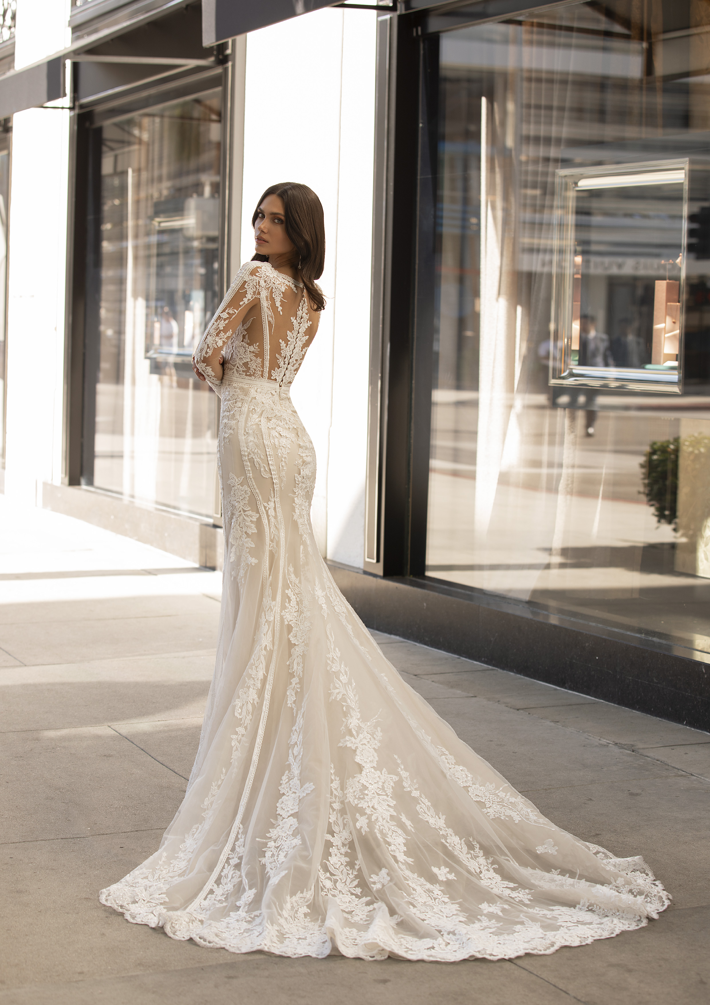 Vestido rendado com transparências, de manga comprida e silhueta fit-and-flare | Modelo Andrews Pronovias 2021 Cruise Collection - Ashley Graham X Pronovias