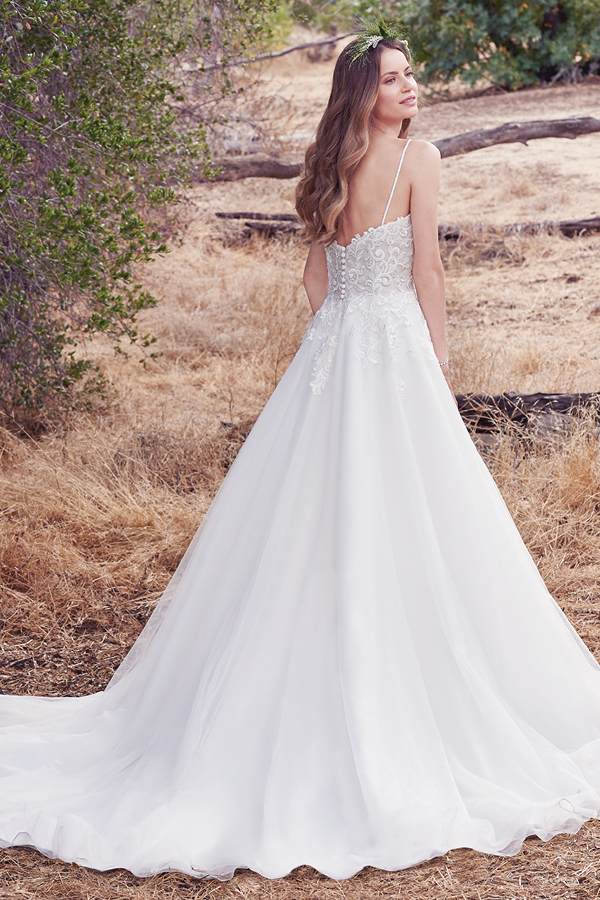 Chic e a par das tendências¡, este vestido linha-A apresenta um corpete com renda bordada e alças finas. Um decote em forma de coração com efeito ilusão oferece o toque de glamour sedutor. Terminado com botões na zona do fecho. O Véu de tule e renda vendido separadamente.