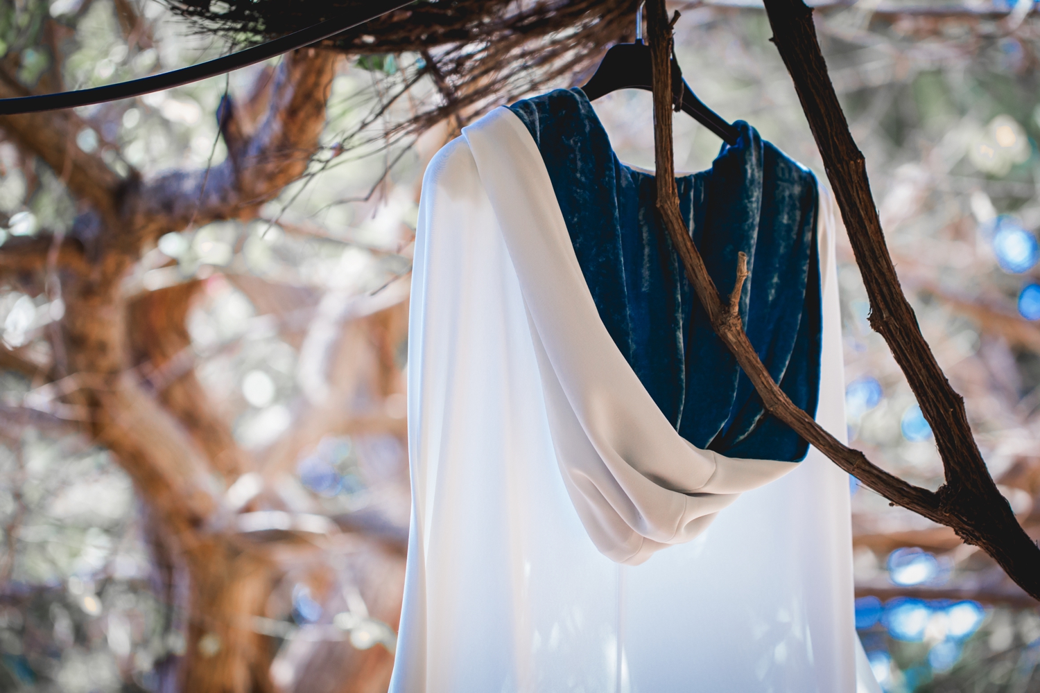 Capa de noiva com capuz de veludo azul. Créditos: Click 10