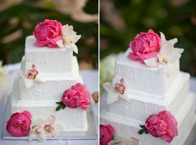 O bolo da noiva com o detalhe das flores cor-de-rosa.