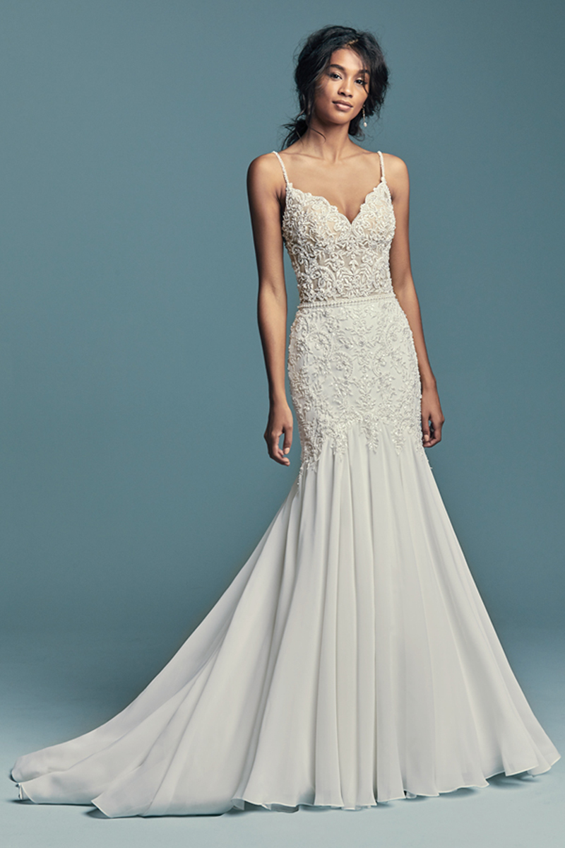 <a href="https://www.maggiesottero.com/maggie-sottero/imani/11483">Maggie Sottero</a>
Pormenores de renda bordados realçados com cristais e pérolas dançam ao longo do brilhante body que faz parte deste vestido de noiva boho-chic. Alças finas surgem desde o decote em forma de coração. Terminado com botões de pérola e fecho.