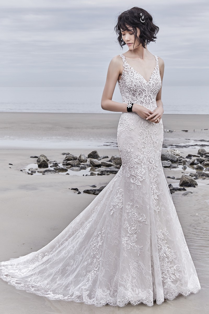 <a href="https://www.maggiesottero.com/sottero-and-midgley/avonte/11518">Maggie Sottero</a>
Os motivos de renda românticos flutuam sobre o corpete deste vestido de noiva descontraído em estilo fit-and-flare, deslizando sobre uma belíssima saia rendada.