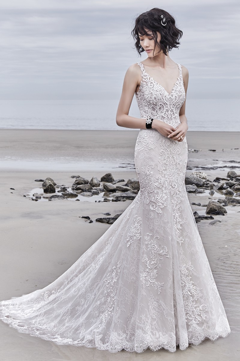 <a href="https://www.maggiesottero.com/sottero-and-midgley/avonte/11518">Maggie Sottero</a>

Os motivos de renda românticos flutuam sobre o corpete deste vestido de noiva descontraído em estilo fit-and-flare, deslizando sobre uma belíssima saia rendada.