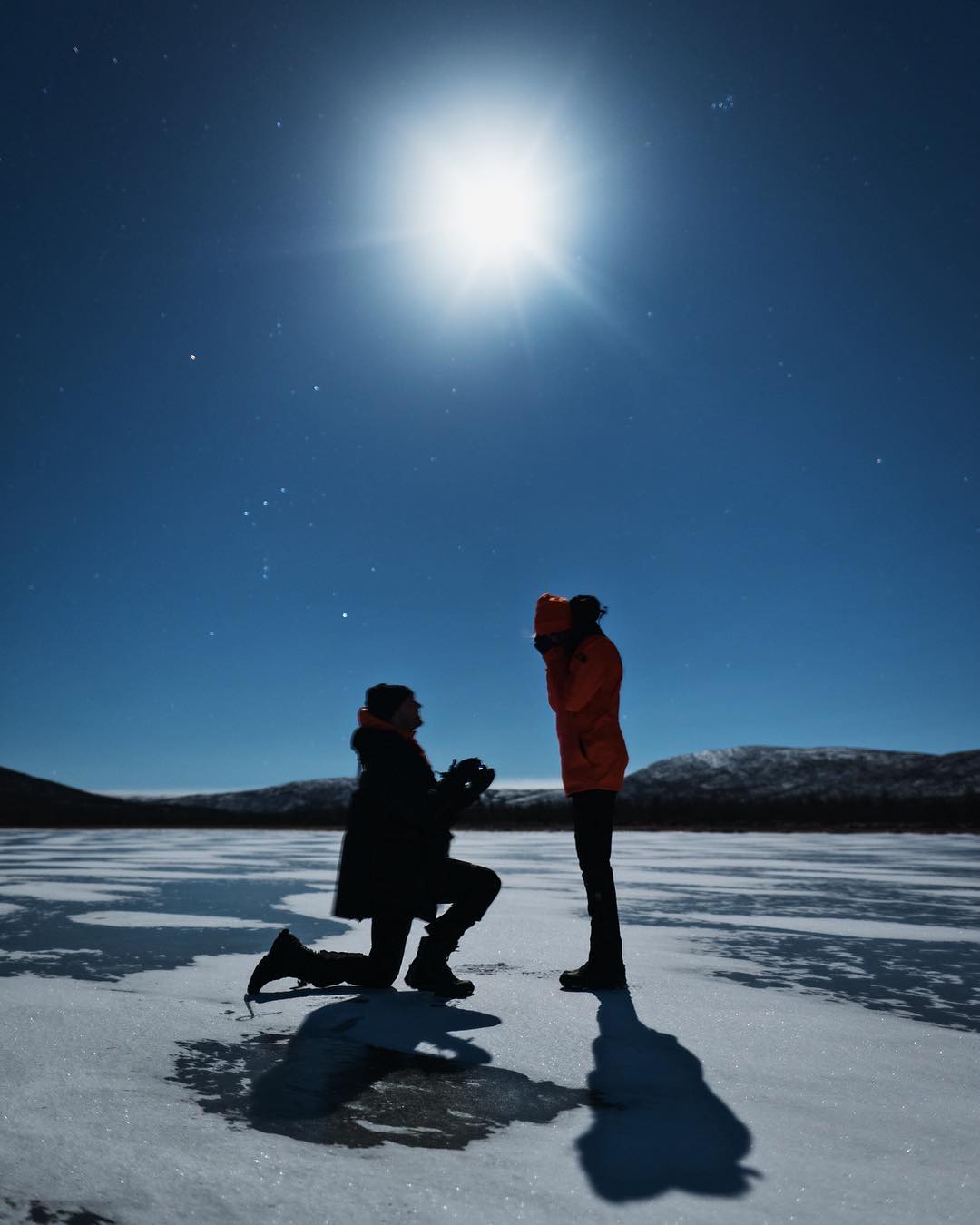 A angel Josephine Skriver é pedida em casamento em um cenário exuberante: sob a Aurora Boreal.