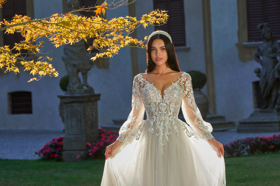 Modella in abito da sposa principessa di Cosmobella