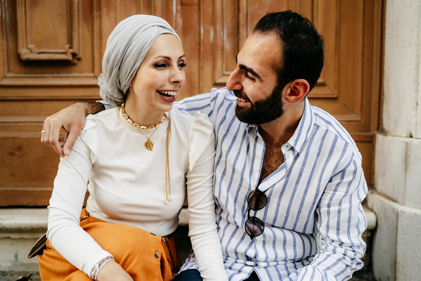 casal sorridente muçulmano
