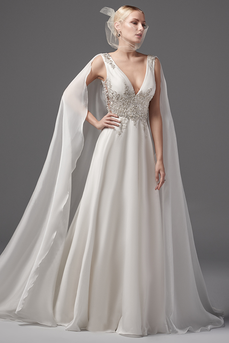 Exibe cristais Swarovski ao longo do corpete, este modelo Linha-A Vincenza organza apresenta um decote em V. Terminado com botões de cristal e um fecho. 
<a href="https://www.maggiesottero.com/sottero-and-midgley/lacrecia/10234?utm_source=mywedding.com&amp;utm_campaign=spring17&amp;utm_medium=gallery" target="_blank">Sottero and Midgley</a> 
