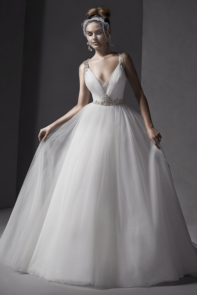 Vestido de noiva romântico e moderno para um casamento muito sofisticado. Os ombros e as costas estão enfeitados com cristais Swarovski e o acabamento é em coberta de botões sobre o zíper.
<a href="http://www.sotteroandmidgley.com/dress.aspx?style=5SS123" target="_blank">Sottero and Midgley Spring 2015</a>