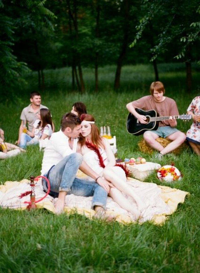 Os noivos realizaram um piquenique e alguns convidados tocaram música com as guitarras. Foto: Bell Studio.
