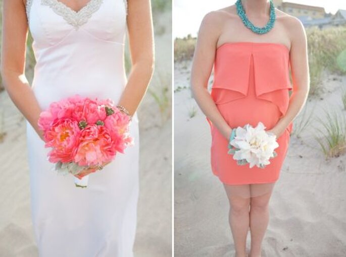 O ramo da noiva em cor-de-rosa e o vestido de uma convidada em coral, uma foto com um contraste lindo.