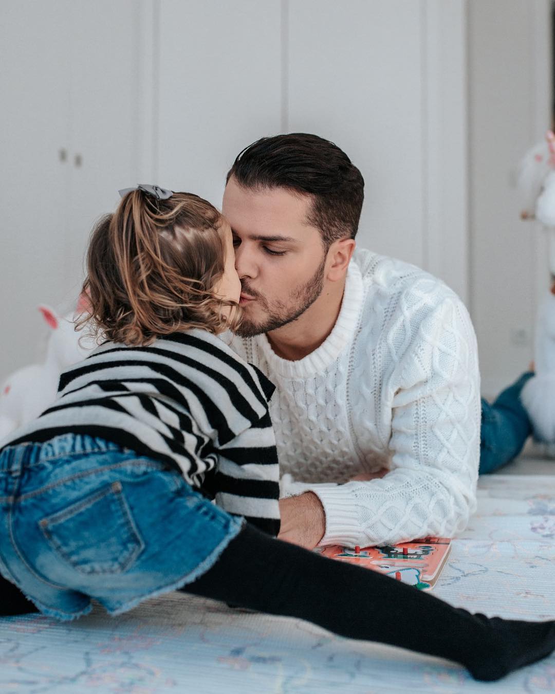 Um coração foi a legenda escolhida por Mickael Carreira para ilustrar esta foto, que Laura Figueiredo também publicou com uma dedicatória ao marido: «Feliz dia do Pai!!! Tenho tanto orgulho no pai que te tens vindo a tornar» | Foto reprodução Instagram @mickaelcarreira