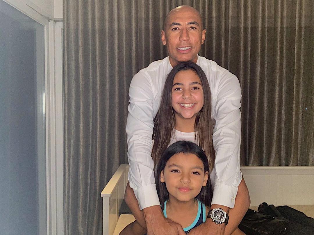 «Olha o tamanho das minhas princesas já» escreveu Luisão na legenda da foto com as filhas. | Foto reprodução Instagram @luisao4oficial