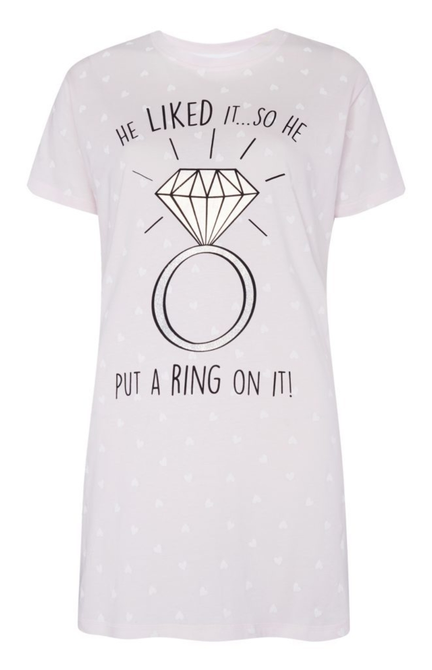 Camisa de dormir  "He liked it… so he put a ring on it!"- €8
