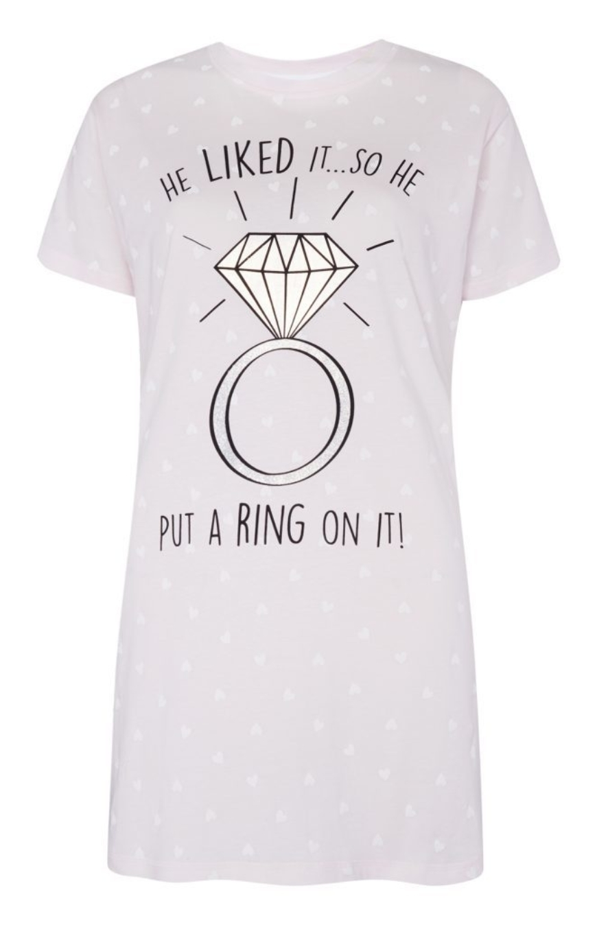 Camisa de dormir "He liked it… so he put a ring on it!"- €8