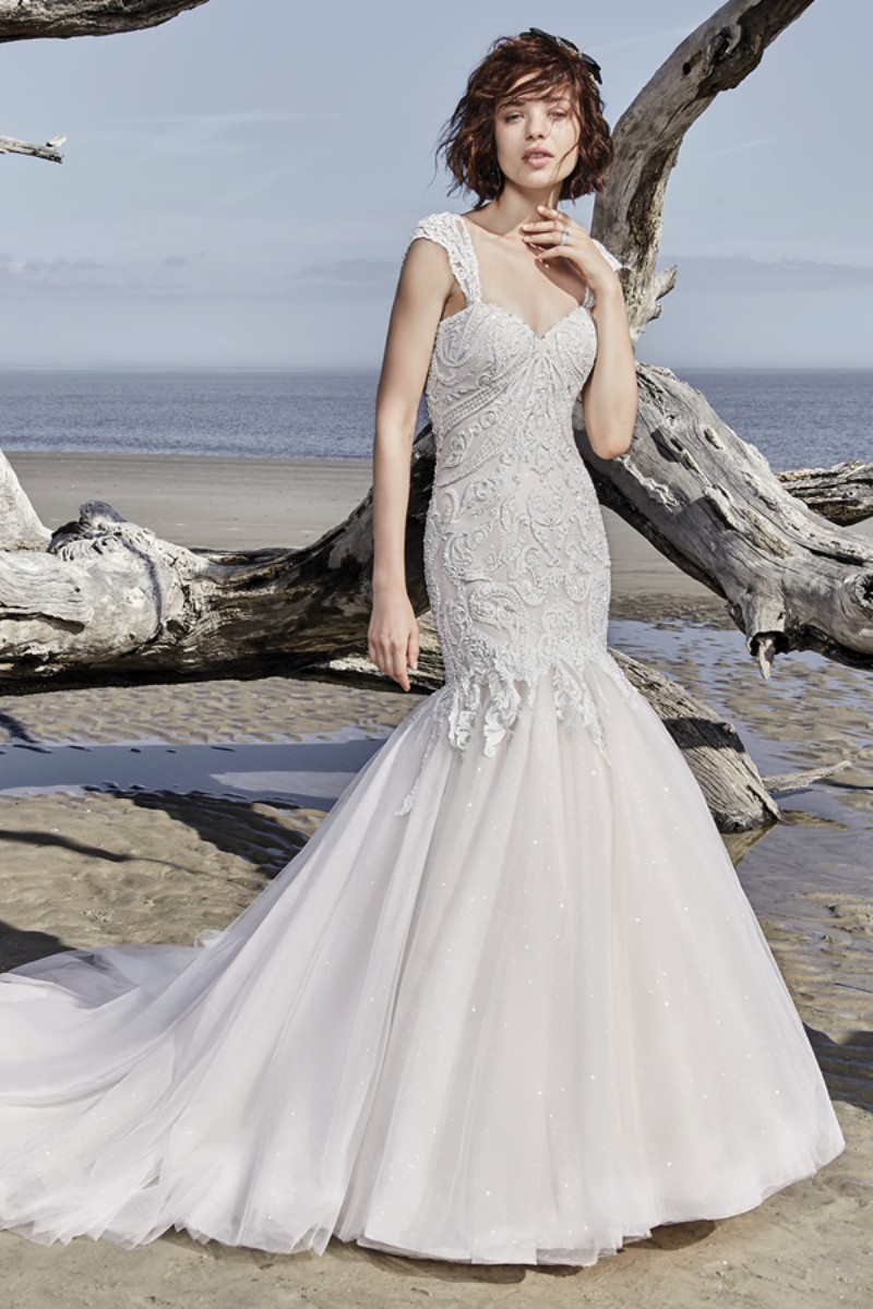 <a href="https://www.maggiesottero.com/sottero-and-midgley/brette/11524">Maggie Sottero</a>
Este vestido de noiva sexy apresenta um corpete realçado por motivos de renda com contas, derivando em uma saia fit-and-flare composta por tule cintilante.