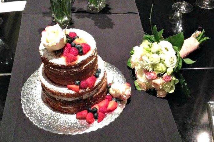 <a href="https://www.zankyou.pt/f/baunilhachocolate-16854">Naked Wedding Cake. Foto: Baunilha&Chocolate </a>