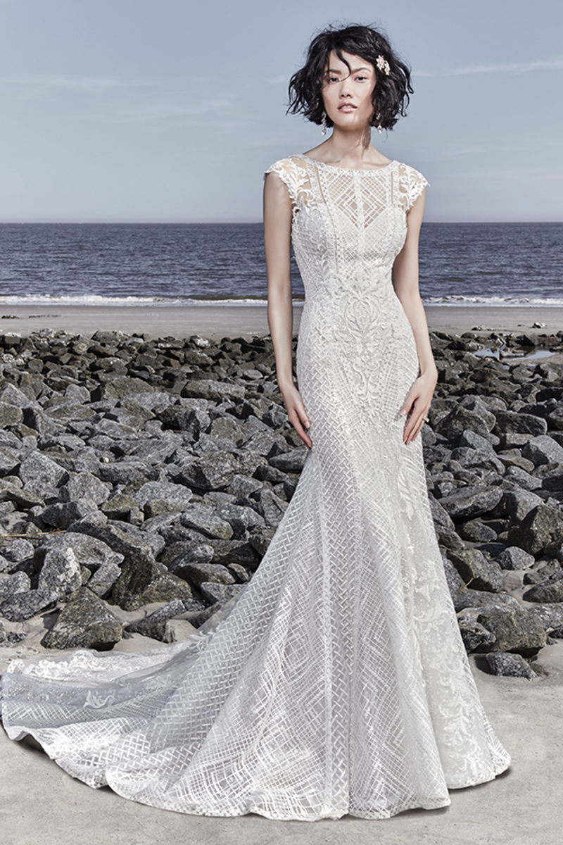 Brilhante e sofisitcado, este fit-and-flare apresenta renda por todo o vestido, criando uma camada sobre tule e Jersey Inessa. Terminado com botões de pérolas.
<a href="https://www.maggiesottero.com/sottero-and-midgley/sutton/11571">Sottero and Midgley</a>