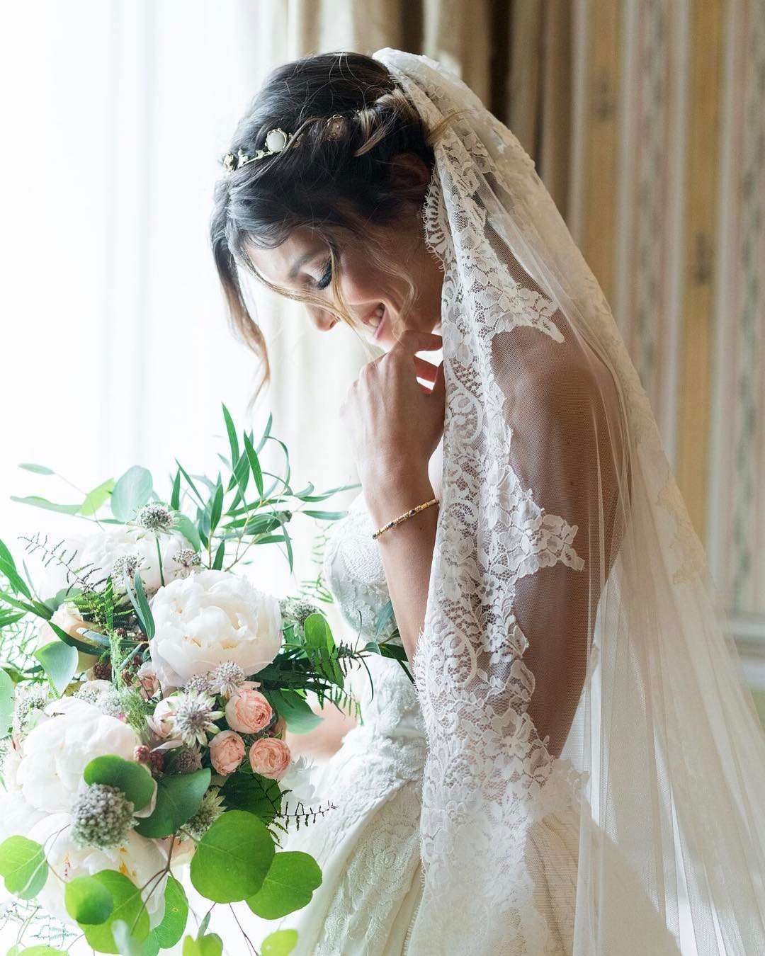 O casamento aconteceu no Hotel Seteais, em Sintra.  O vestido era da Pronovias.