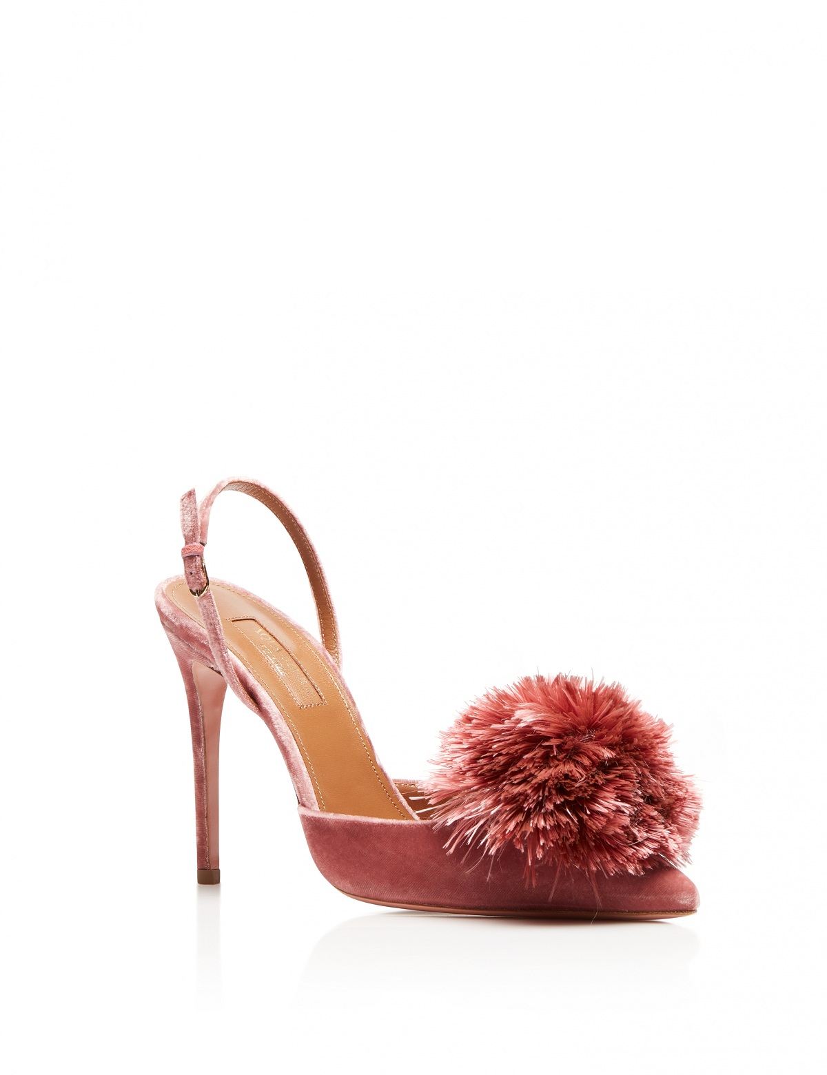 Sapatos de veludo rosa com ponpom. Credits: Aquazzura