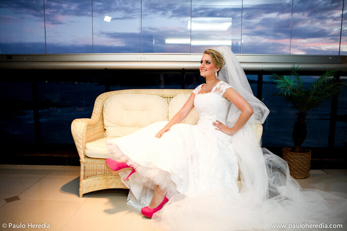 Los toques de color en los vestidos de los novios se imponen este año. Foto: Paulo Heredia