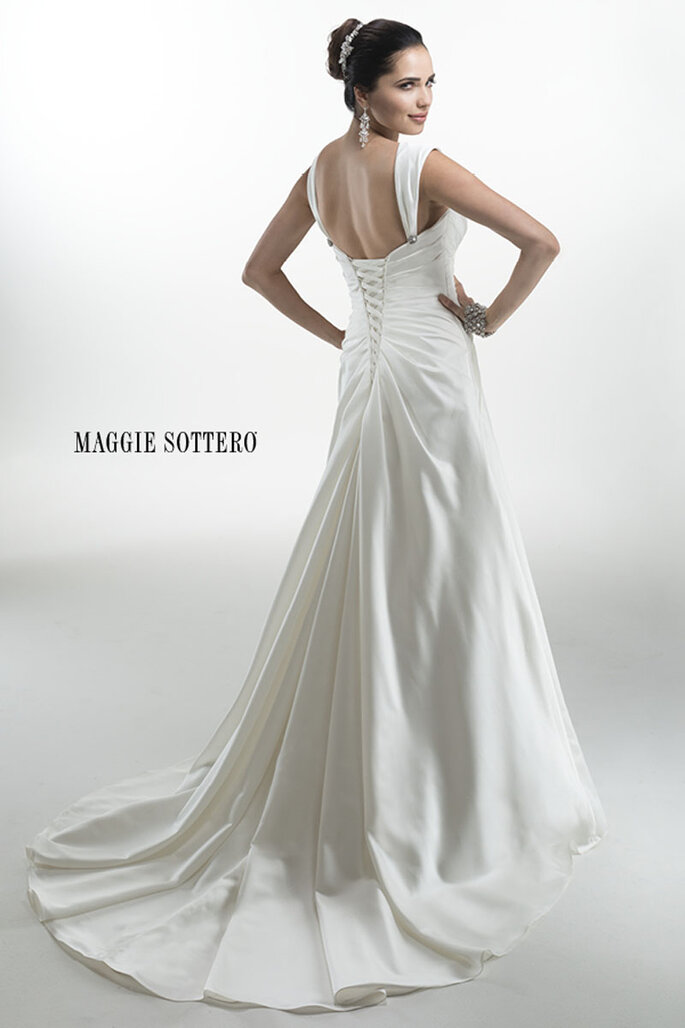 Vestido de noiva romântico de raso com decote coração e enfeites brilhantes de cristal de Swarovski na cintura. Acabamento com mangas e espartilho nas costas. 

<a href="http://www.maggiesottero.com/dress.aspx?style=4MS024" target="_blank">Maggie Sottero Platinum 2015</a>