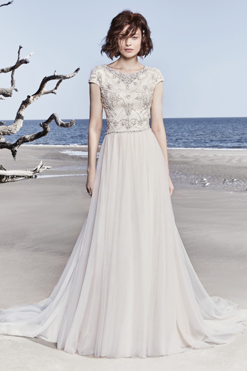 <a href="https://www.maggiesottero.com/sottero-and-midgley/ezra-rose/11534">Maggie Sottero</a>
Uma saia chique de tule completa este modesto vestido de noiva de inspiração vintage.