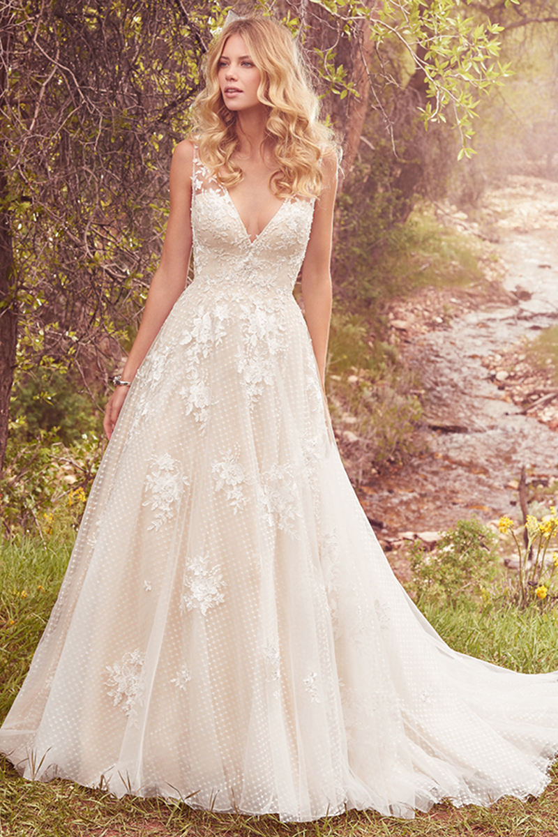 Inspirado num estilo mais vintage, este vestido com efeito balão apresenta pormenores em renda sobre uma camada extravagante de tule e organza chic. Um decote em V na parte da frente e na de trás, em forma de quadrado. Cristais Swarovski e efeito de contas conferem um brilho e uma textura fluiada.
<a href="https://www.maggiesottero.com/maggie-sottero/meryl/10124?utm_source=mywedding.com&utm_campaign=spring17&utm_medium=gallery" target="_blank">Maggie Sottero</a>
