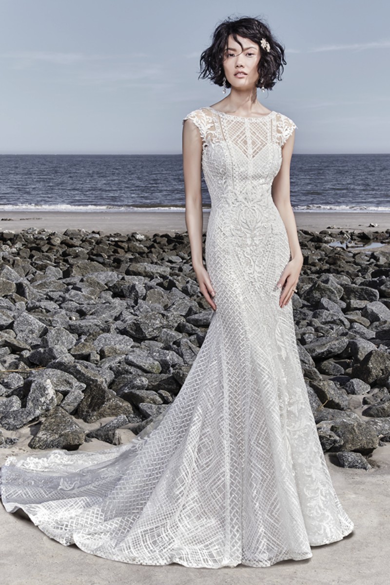 <a href="https://www.maggiesottero.com/sottero-and-midgley/sutton/11571">Maggie Sottero</a>
Impressionante e sofisticado, este vestido de noiva fit-and-flare apresenta rendas sobre tule e Inessa Jersey, com rendas ilusão que compreendem o decote, cap sleeves e decote quadrado das costas.
