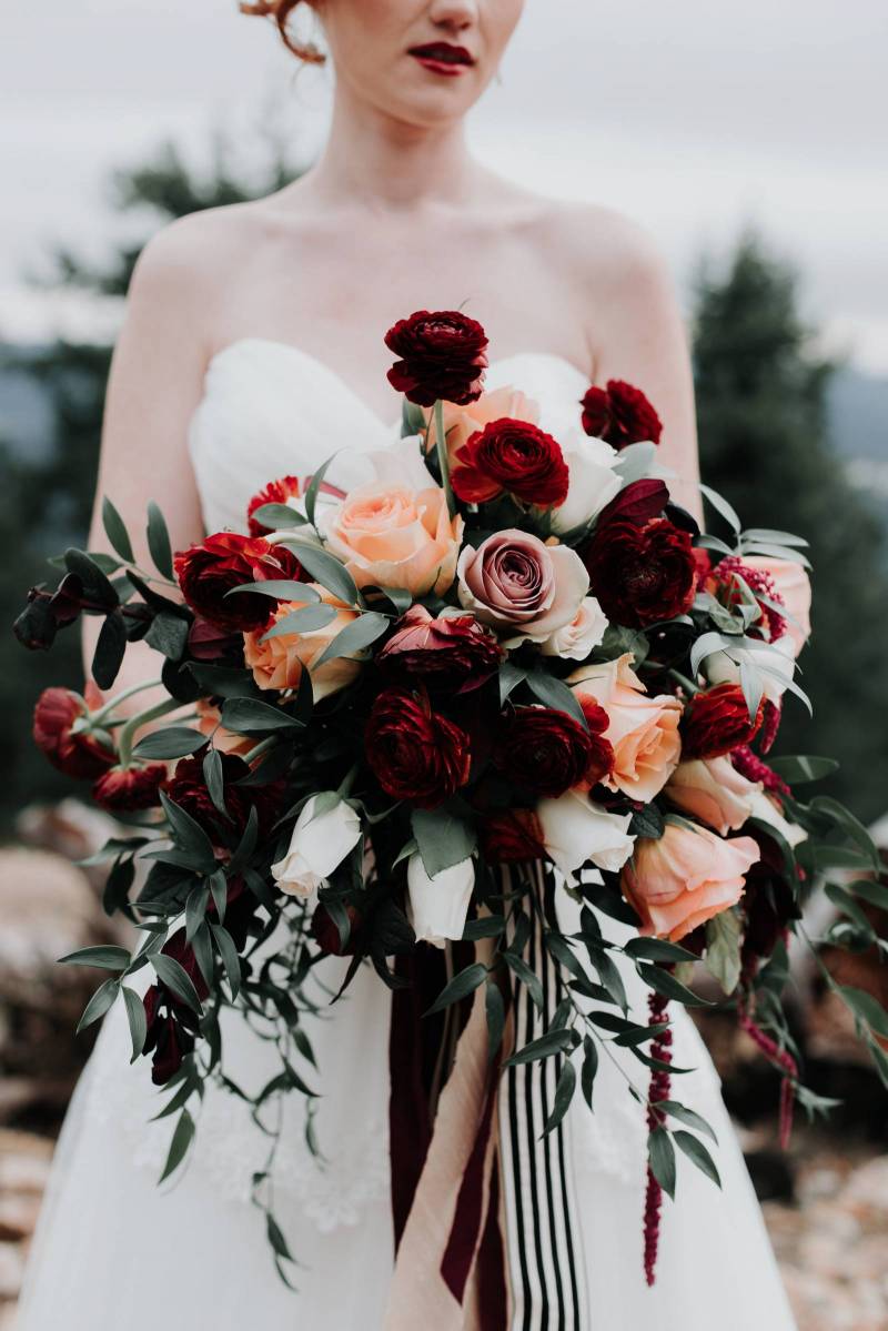 As rosas podem dar um toque de paixão ao seu bouquet de noiva | Créditos: Amber Tyler Photo