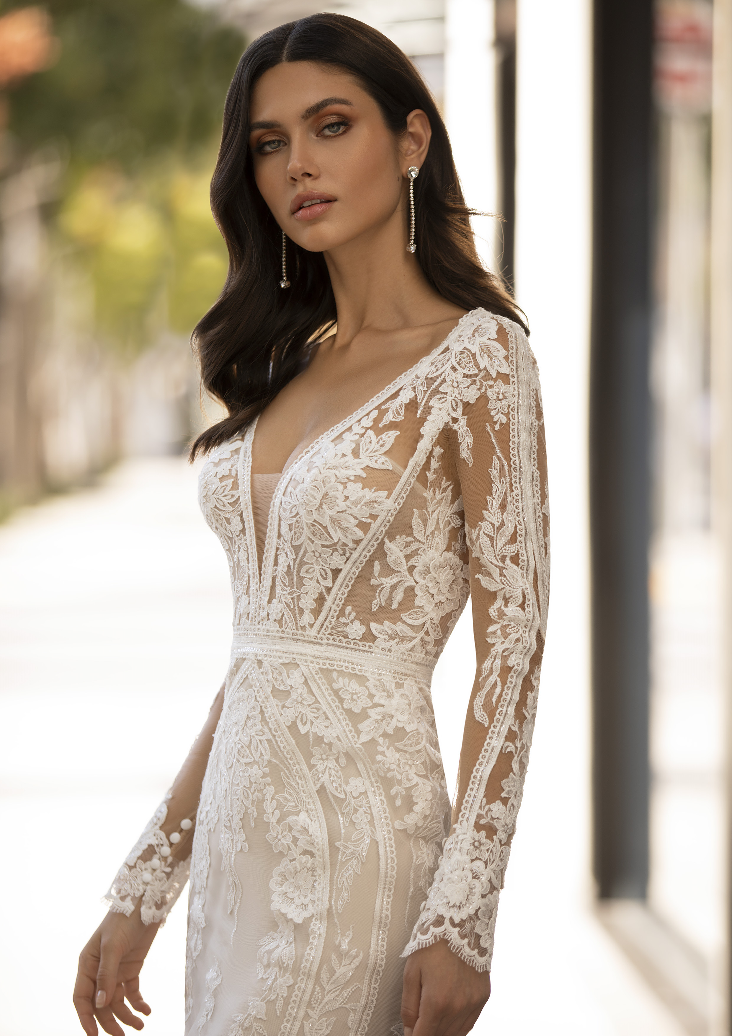 Vestido rendado com transparências, de manga comprida e silhueta fit-and-flare | Modelo Andrews Pronovias 2021 Cruise Collection - Ashley Graham X Pronovias