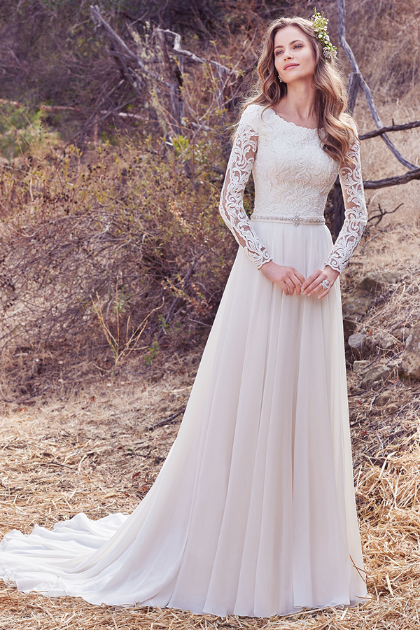 Este vestido linha-A apresenta um corpete em renda e mangas até aos cotovelos com efeito ilusão, assim como o seu decote em forma de U. Um cinto com cristais Swarovski e um decote em V nas costas confere um toque de romance surpreendente. Terminado com botões.