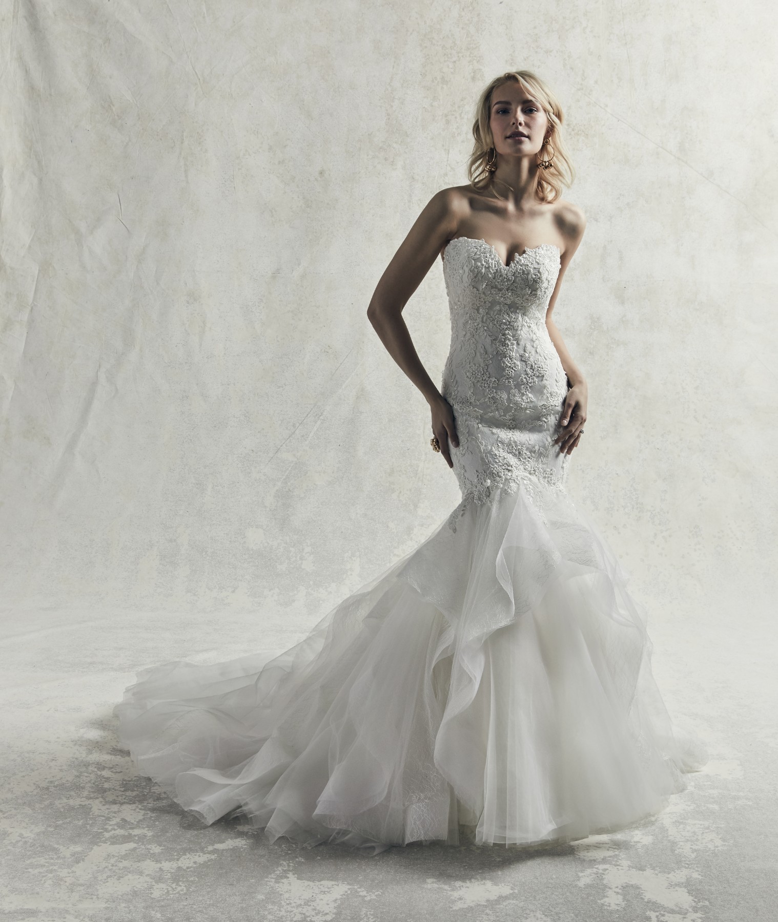 Este vestido de noiva apresenta um body de tule com pormenores de renda chics, saia fit-and-flare, confecionada com renda e tle ao longo de toda a sua cauda. 