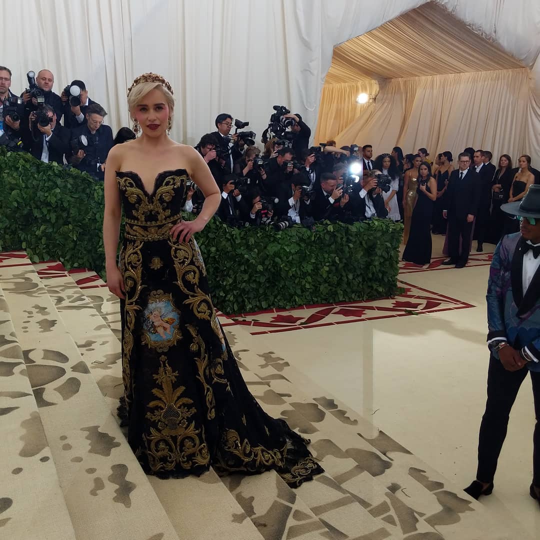 Emilia Clarke em Dolce & Gabbana | Foto: IG Met