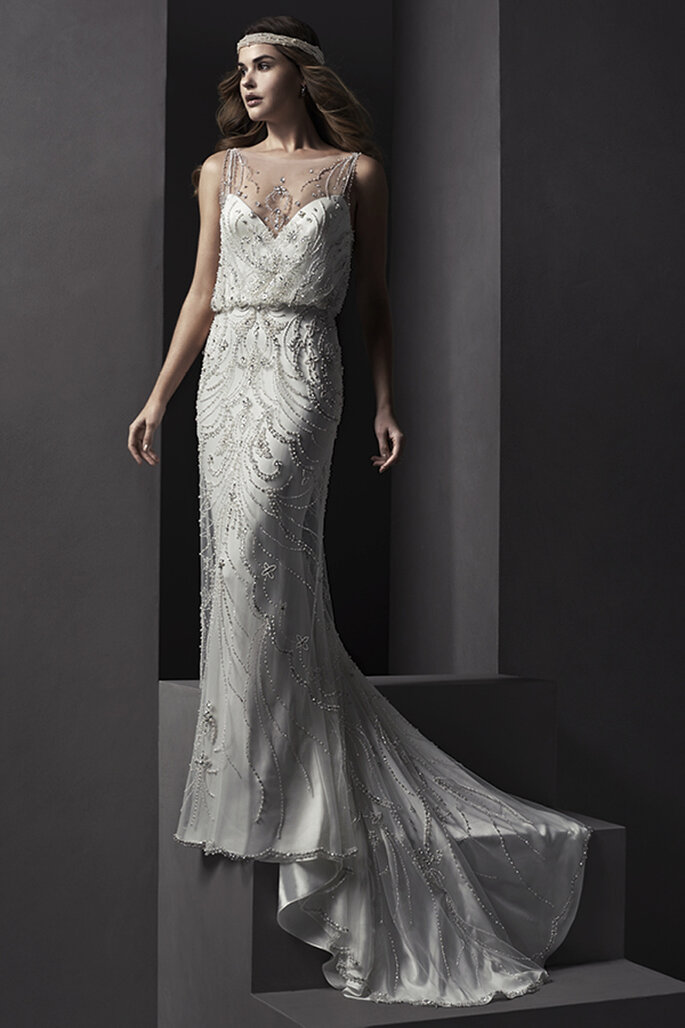 Vestido de noiva enfeitado com cristais de Swarovski e umas costas delicadas e decotadas em malha ilusão. Acabamento em coberta de zíper.
<a href="http://www.sotteroandmidgley.com/dress.aspx?style=5SW112" target="_blank">Sottero and Midgley Spring 2015</a>