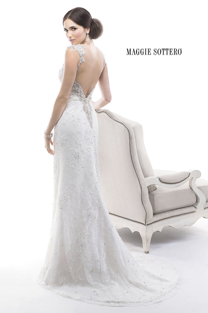 Vestido de tubo sensacional que deslumbra com renda Chantilly e pérola bordada sobre o desenho, acentuando com cristais de Swarovski. Acabamento com zíper e botões de cristal.
<a href="http://www.maggiesottero.com/dress.aspx?style=4MS884" target="_blank">Maggie Sottero Platinum 2015</a>