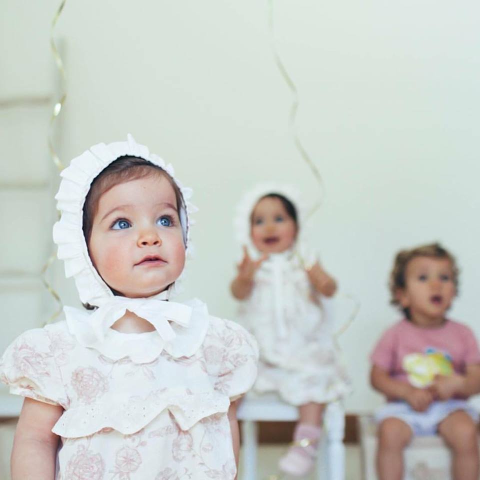 crianças com vestidos de touca na cabeça casamento festa vestidos