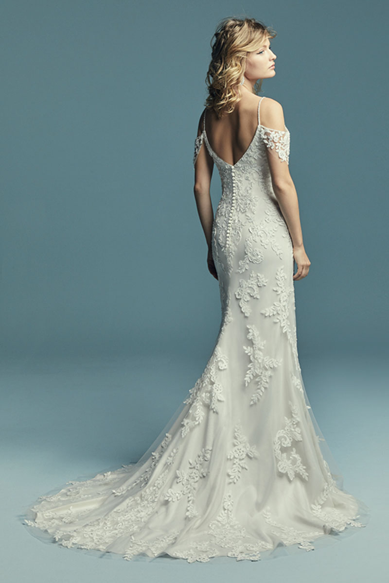 <a href="https://www.maggiesottero.com/maggie-sottero/angelica/1144">Maggie Sottero</a>

 Delicado e elegante, este vestido de noiva apresenta pormenores de renda que caem em cascata, ao longo do tule. Mangas com efeito ilusão e alças extremamente finas completam o decote em forma de coração e as costas em U - extremamente romântico.Terminado com botões cobertos sobre um fecho.  