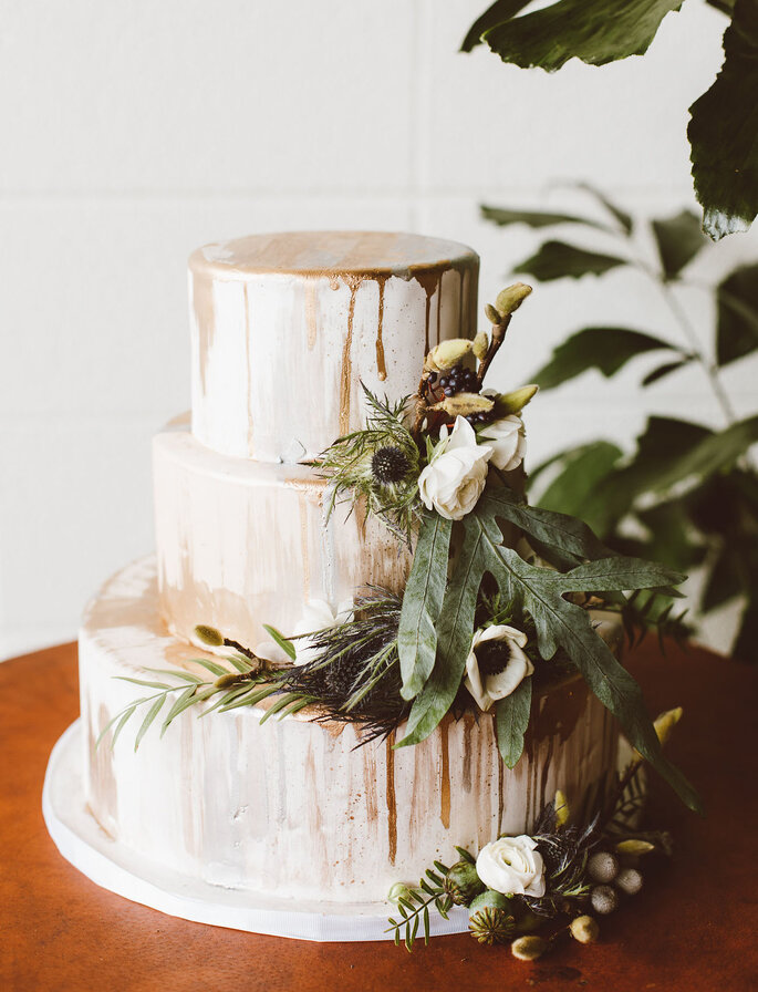 Inspiração para estilo Drip Cake em bolos de casamento de 3 andares | Créditos: Red Aspen Photography