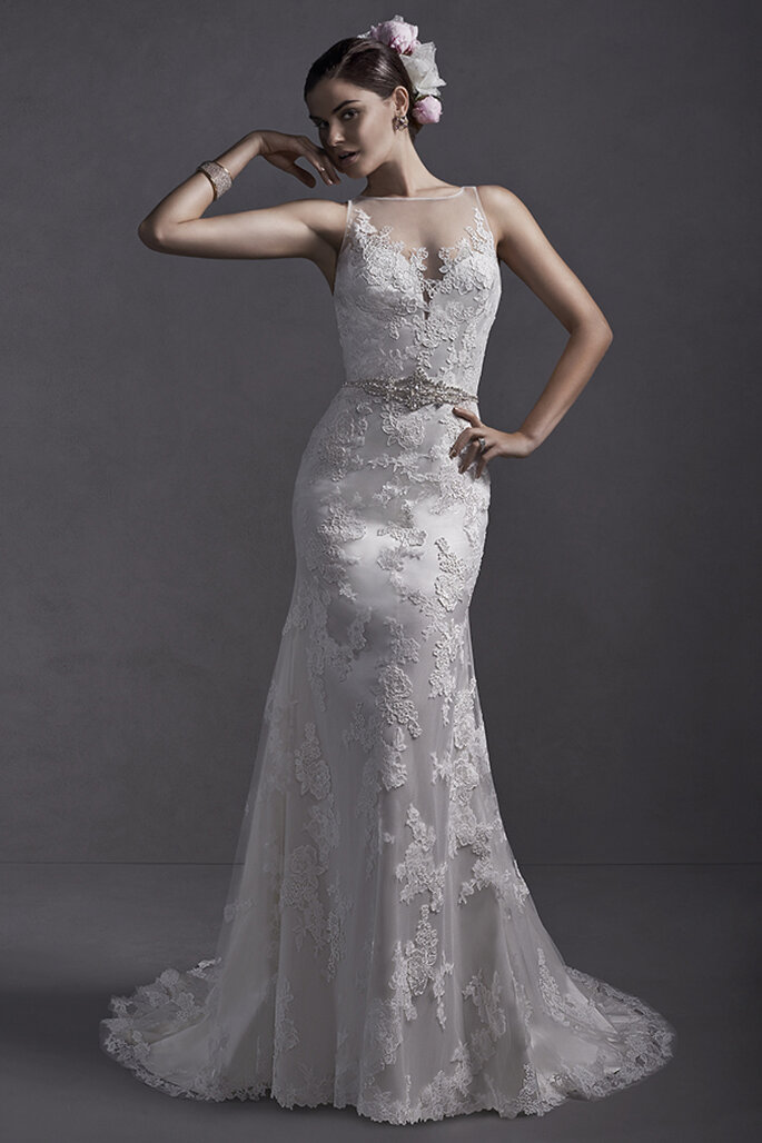 Vestido de noiva de renda com aplicações florais e tule. O decote e o maravilhoso cinto de cristal Swarovski proporcionam-lhe o protagonismo que necessita no seu dia de casamento. Acabamento com coberta de botões de cristal sobre o zíper.
<a href="http://www.sotteroandmidgley.com/dress.aspx?style=5SW076" target="_blank">Sottero and Midgley Spring 2015</a>