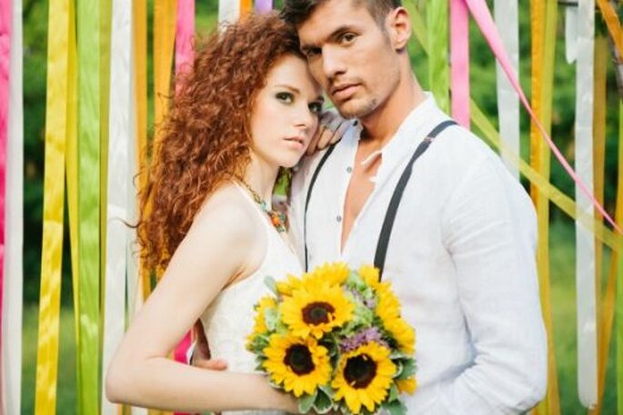 Os noivos pousam junto ao seu altar colorido. Foto: Bell Studio.