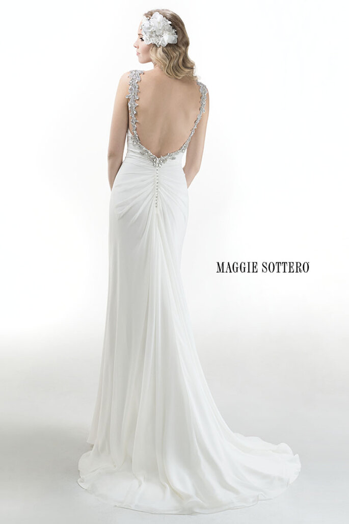 Vestido de noiva de tubo leve, com decote profundo e brilhantes cristaiss de Swarovski, tratamento a modo de alças nos ombros, que caem pelas costas acabando num zíper. 

<a href="http://www.maggiesottero.com/dress.aspx?style=4MS993" target="_blank">Maggie Sottero Platinum 2015</a>