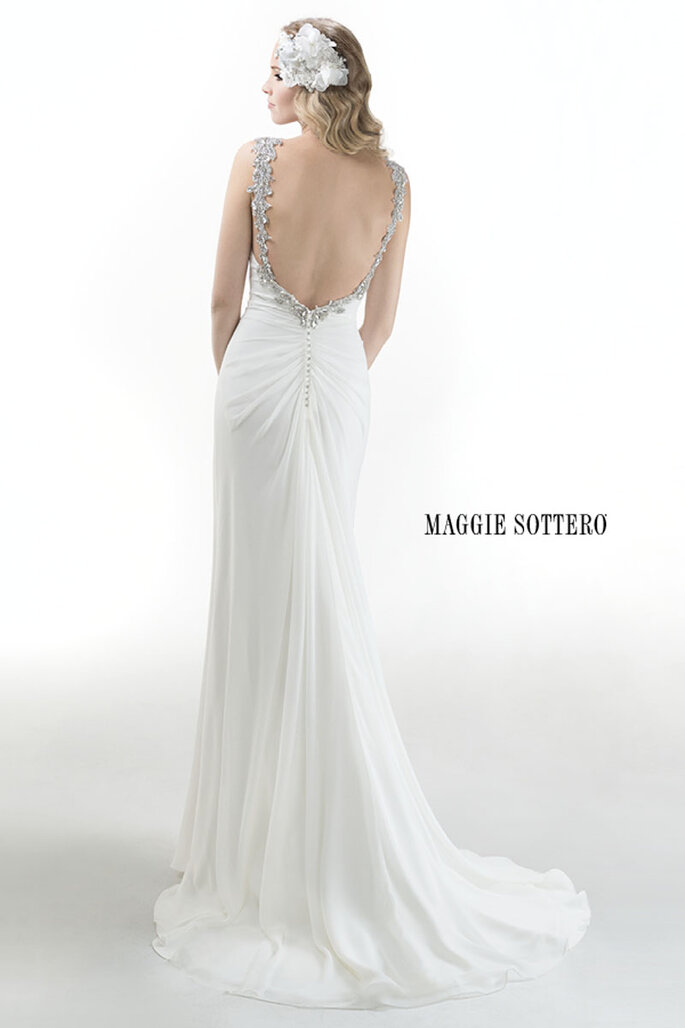 Vestido de noiva de tubo leve, com decote profundo e brilhantes cristaiss de Swarovski, tratamento a modo de alças nos ombros, que caem pelas costas acabando num zíper.
<a href="http://www.maggiesottero.com/dress.aspx?style=4MS993" target="_blank">Maggie Sottero Platinum 2015</a>