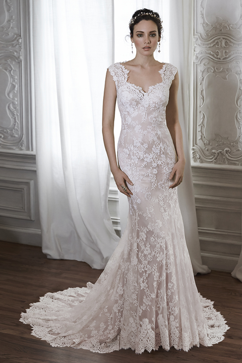 Feito com renda floral requintada, este vestido é o auge do romance. Terminado com botões em vez de um fecho.
<a href="https://www.maggiesottero.com/maggie-sottero/londyn/8215" target="_blank">Maggie Sottero</a>