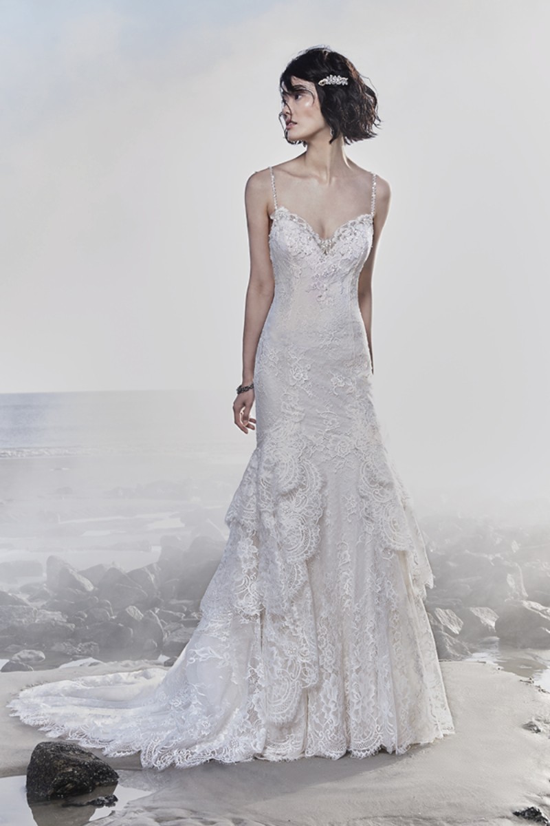 <a href="https://www.maggiesottero.com/sottero-and-midgley/jackson/11542">Maggie Sottero</a>

Esta peça sexy apresenta rendas ultra-românticas sobre o vestido confeccionado em York jersey que se ajusta as curvas, adicionando uma textura única à saia fit-and-flare composta por camadas.